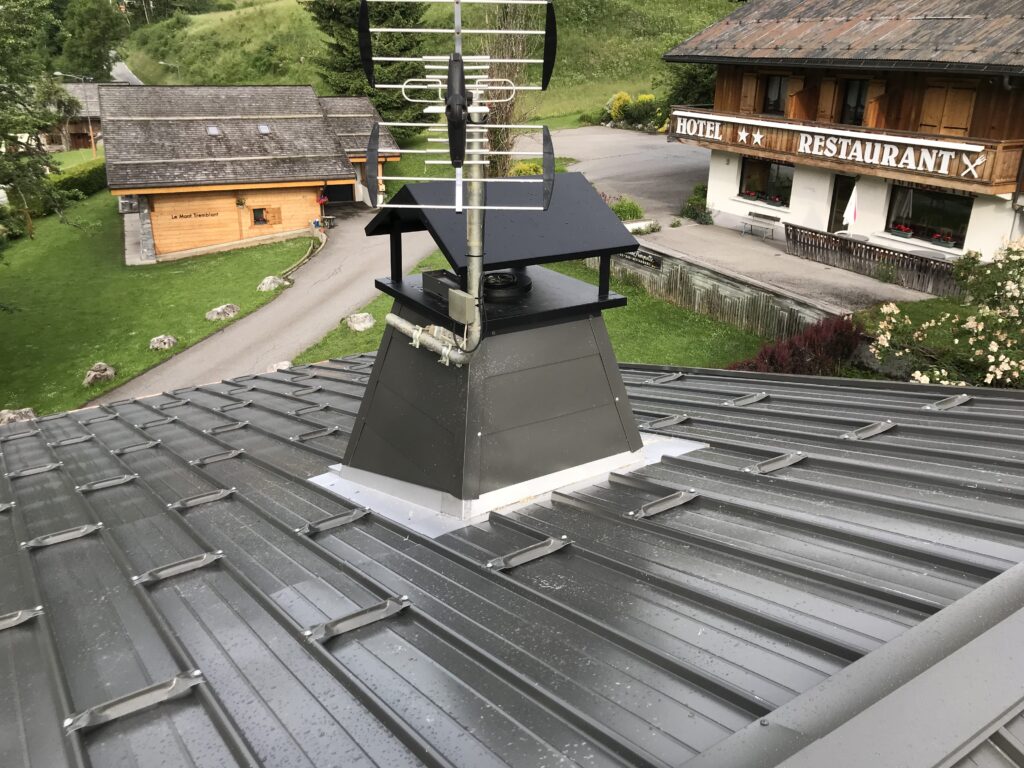 Rénovation de toiture avec cheminée